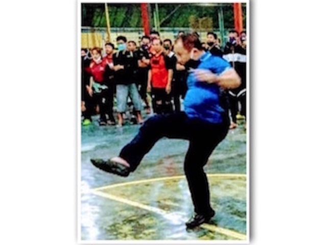 Bacabup Hendy Siswanto Bermain Futsal dengan Milenial Jember